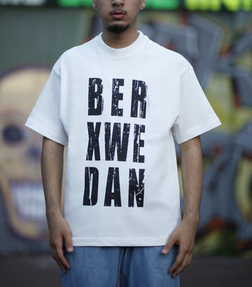 Oversized T-Shirts "BERXWEDAN" in weiß